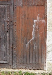 Vendôme grafitti sur porte en bois 2 red