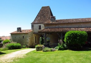 24 Lusignac Cour du château 9red